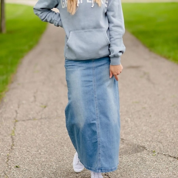 NWT INHERIT CLOTHING COMPANY JESSA VINTAGE WASH BUTTON FRONT LONG DENIM SKIRT - Picture 2 of 5